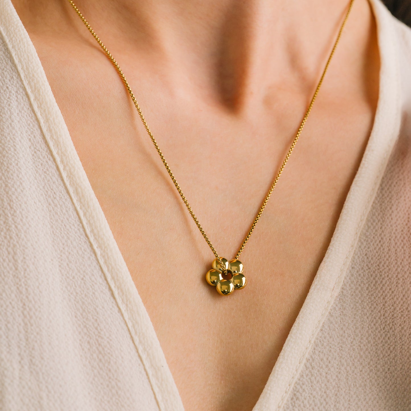 Daisy Charm Necklace Gold